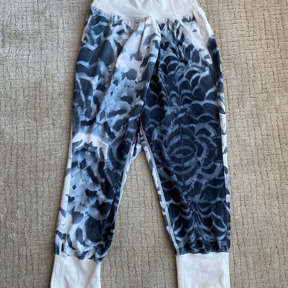 Lululemon Dance to yoga pants - Picture 6 of 9